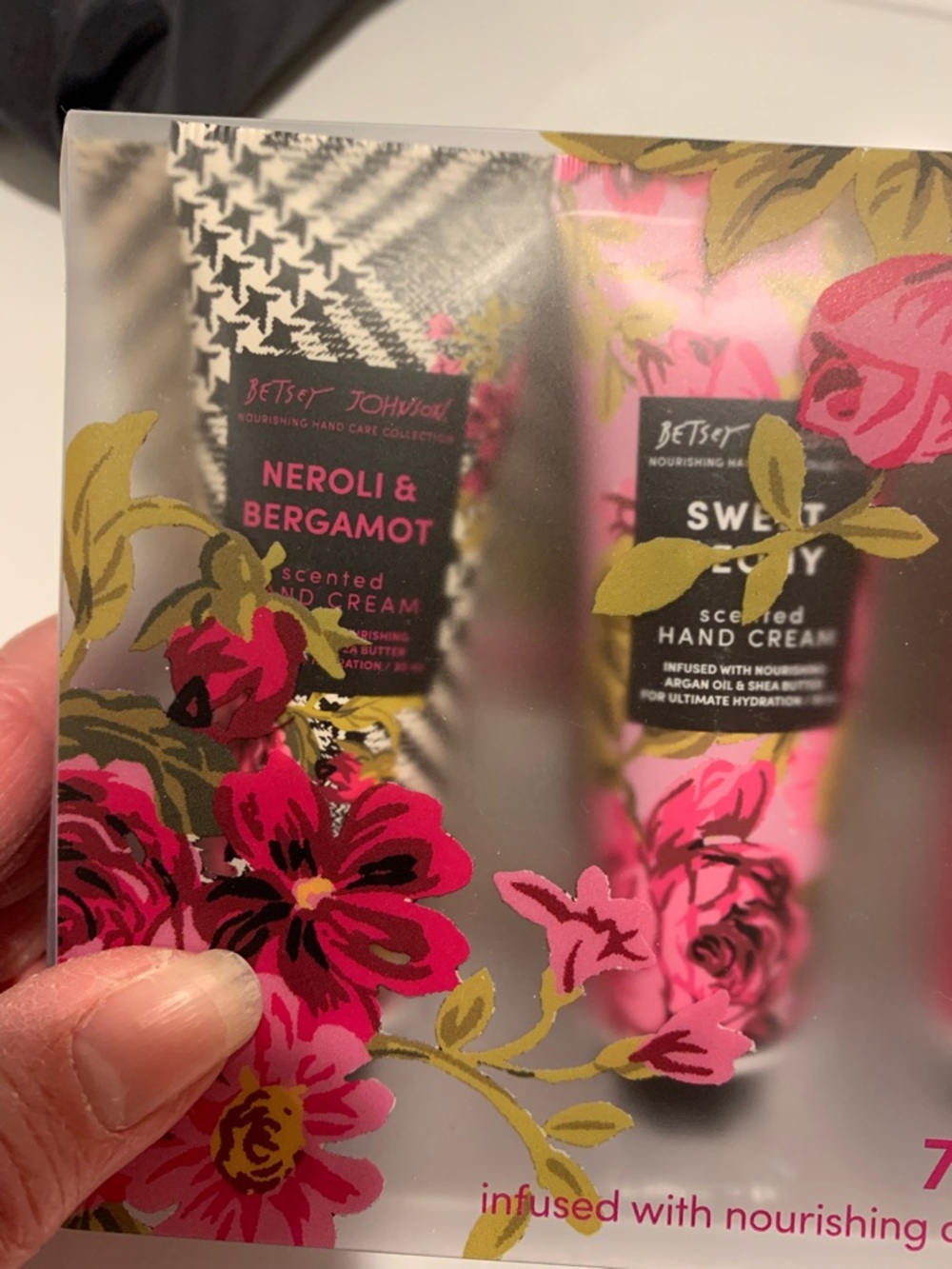 Betsey Johnson 7-Pc Floral Hand Cream Collection - Pink Floral Pack - Picture 2 of 5